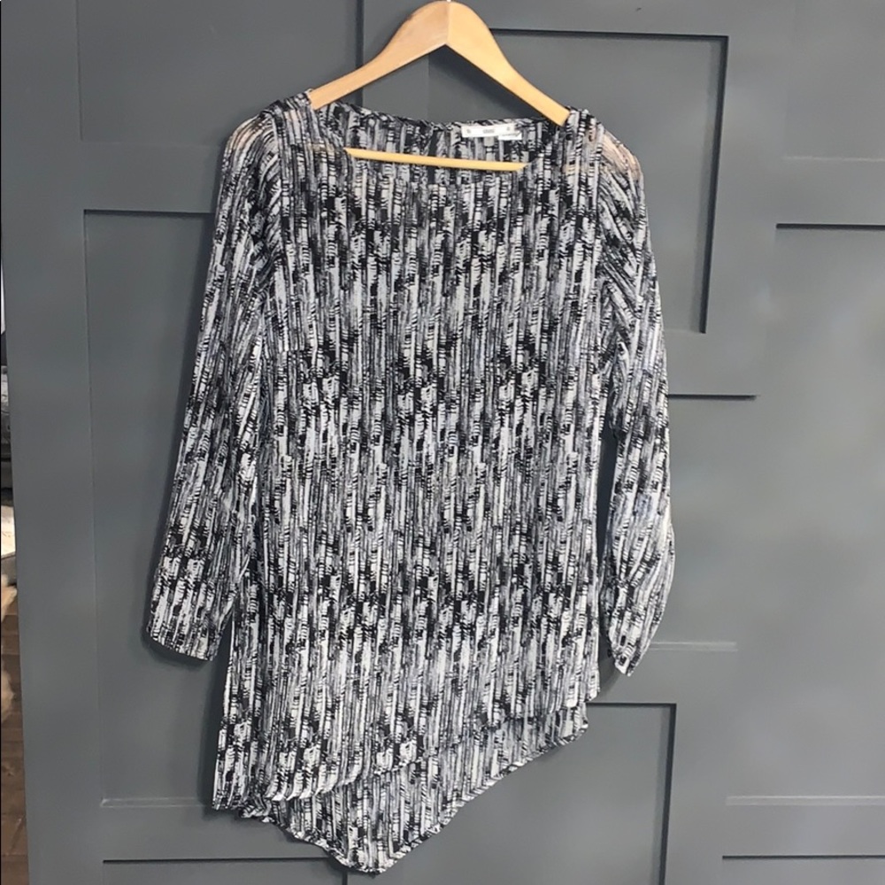 Blouse with high low to the side style
